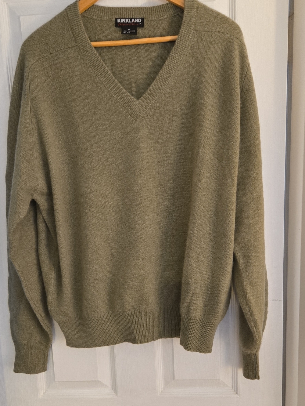 Cashmere Men's V-Neck Sweater in Olive